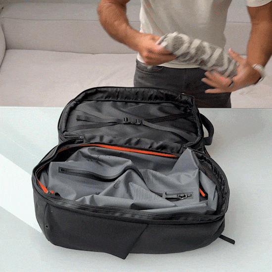 compression bag von jaimie jacobs wird mit klamotten befüllt