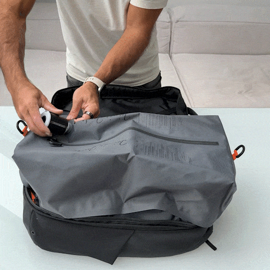 compression bag von jaimie jacobs wird dekompriemiert mit mini pumpe