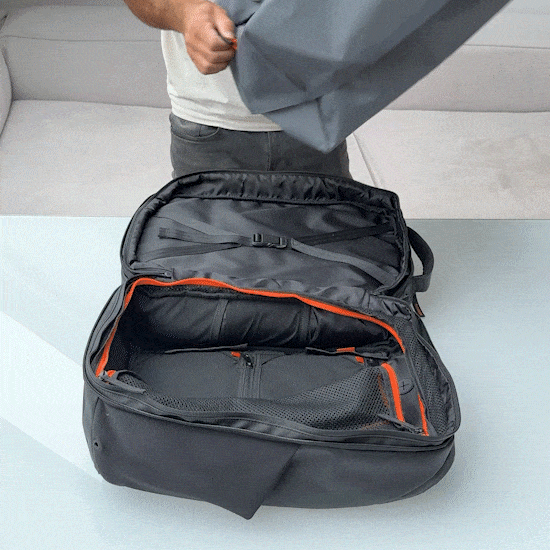 compression bag von jaimie jacobs wird in den jaimie jacobs daypack gelegt