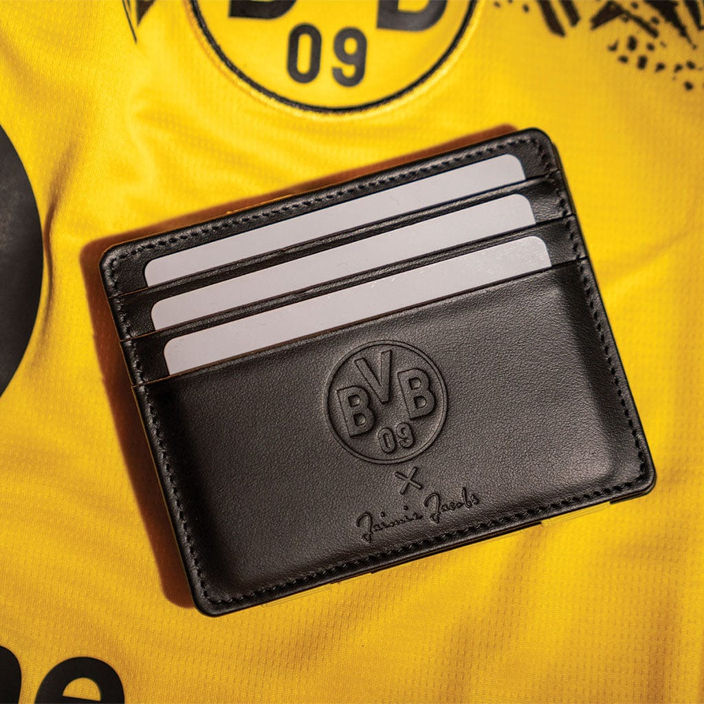 flap boy slim liegt mit eingeprägtem bvb logo auf aktuellem borussi dortmund trikot