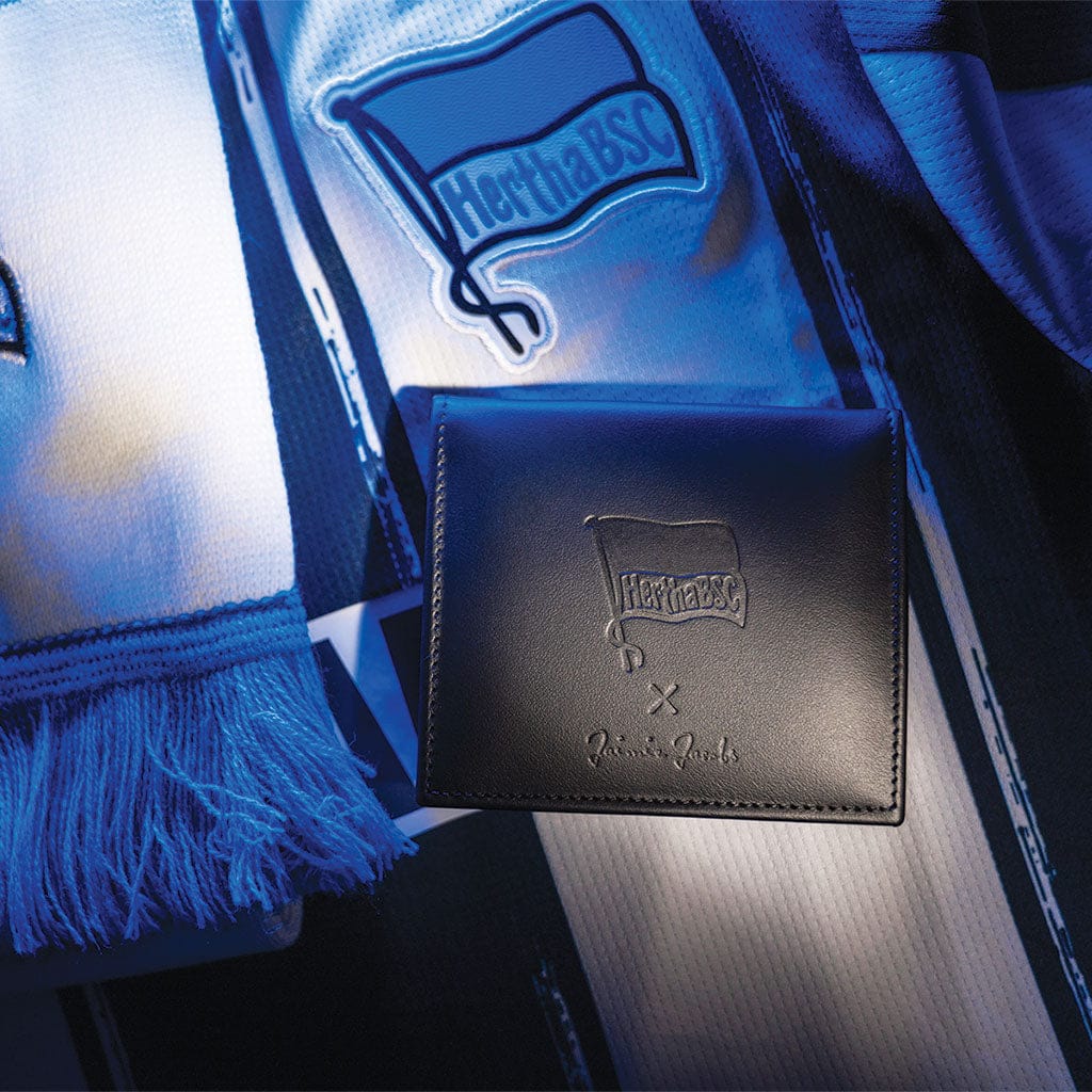 flap boy liegt auf aktuellem hertha bsc trikot