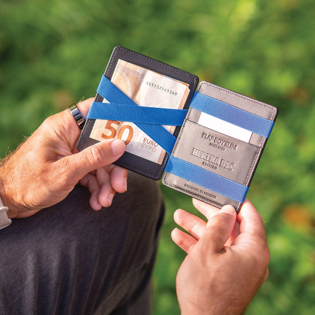 fan haelt hertha bsc flap boy slim geöffnet in den haenden 