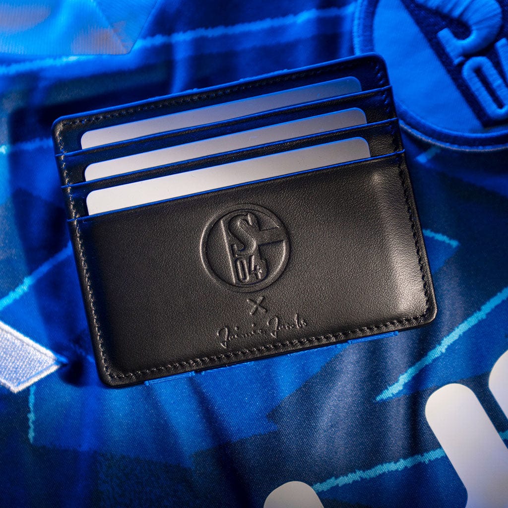 flap boy slim von jaimie jacobs als schake edition liegt auf dem 2025 trikot von schalke